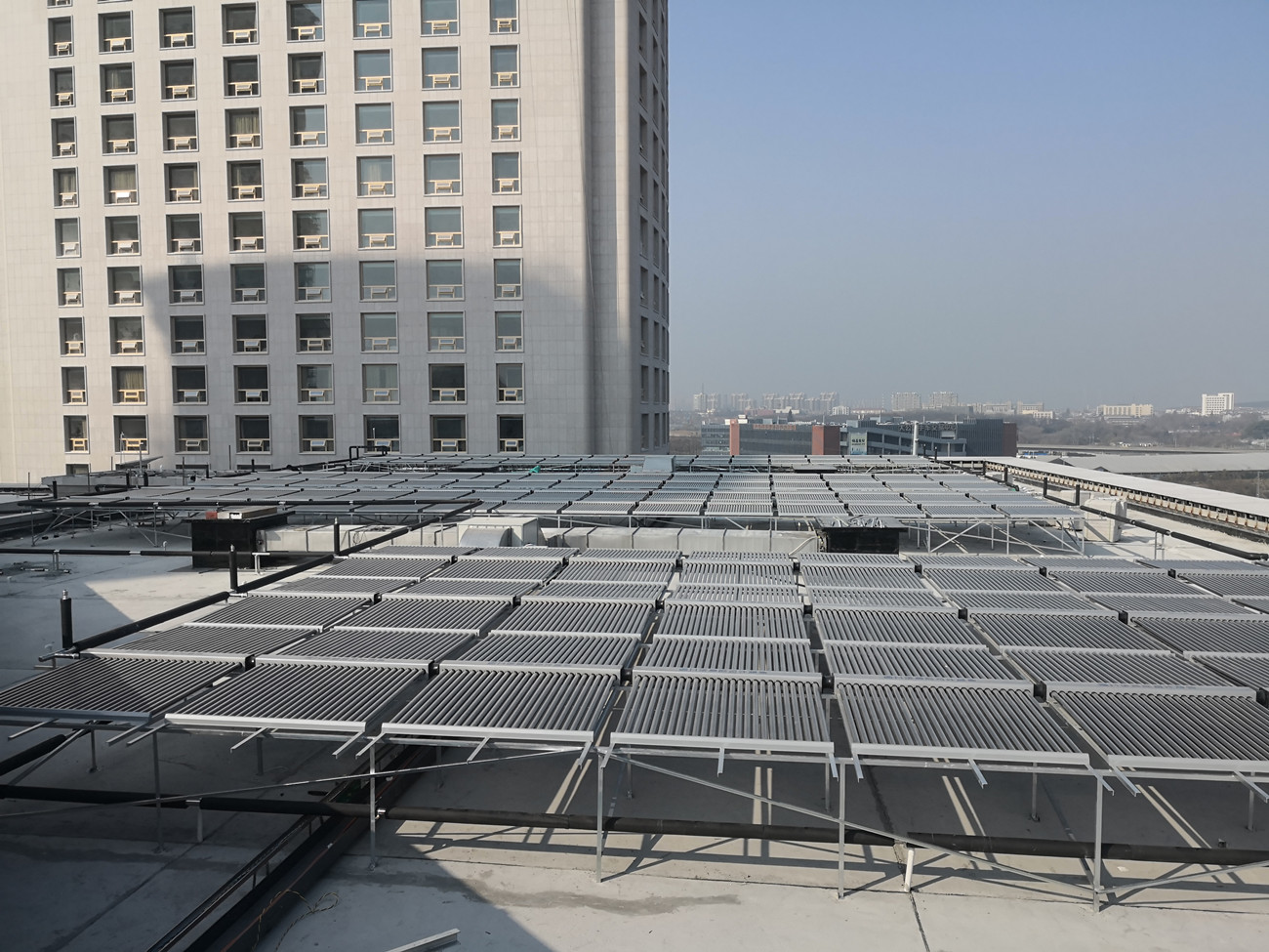 南京白金汉爵大酒店太阳能热水系统